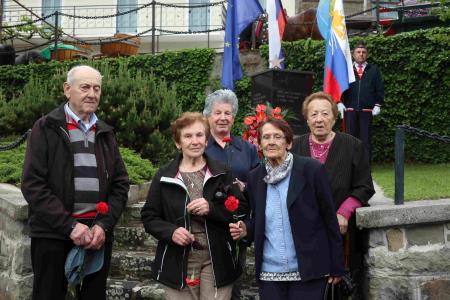 Priče dogodkom z leve Boris Kalčič, Jelka Iskra, Ivanka Šuštar (zadaj) Ivanka Stipančič in Marija Dimnik (zadaj)